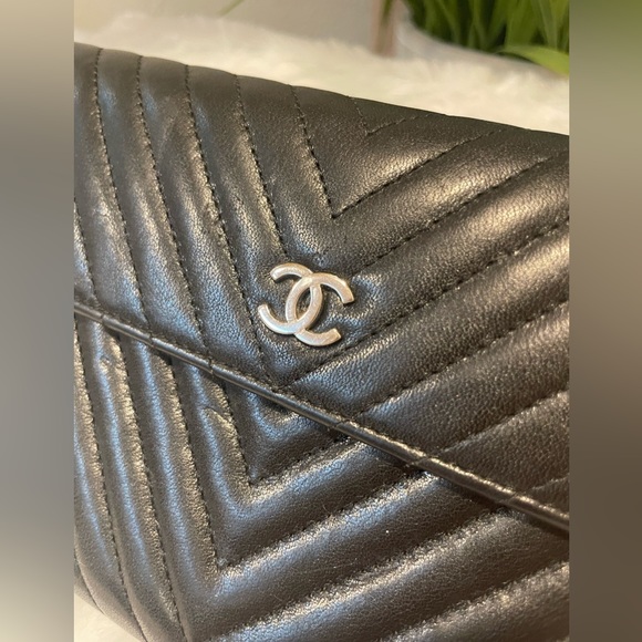 CHANEL V-Stitched Chevron lambskin long wallet w/Dust Bag - Picture 4 of 16